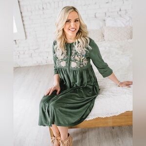 Hidden Alley Green Velvet Embroidered Button Up Midi Dress Small/Medium